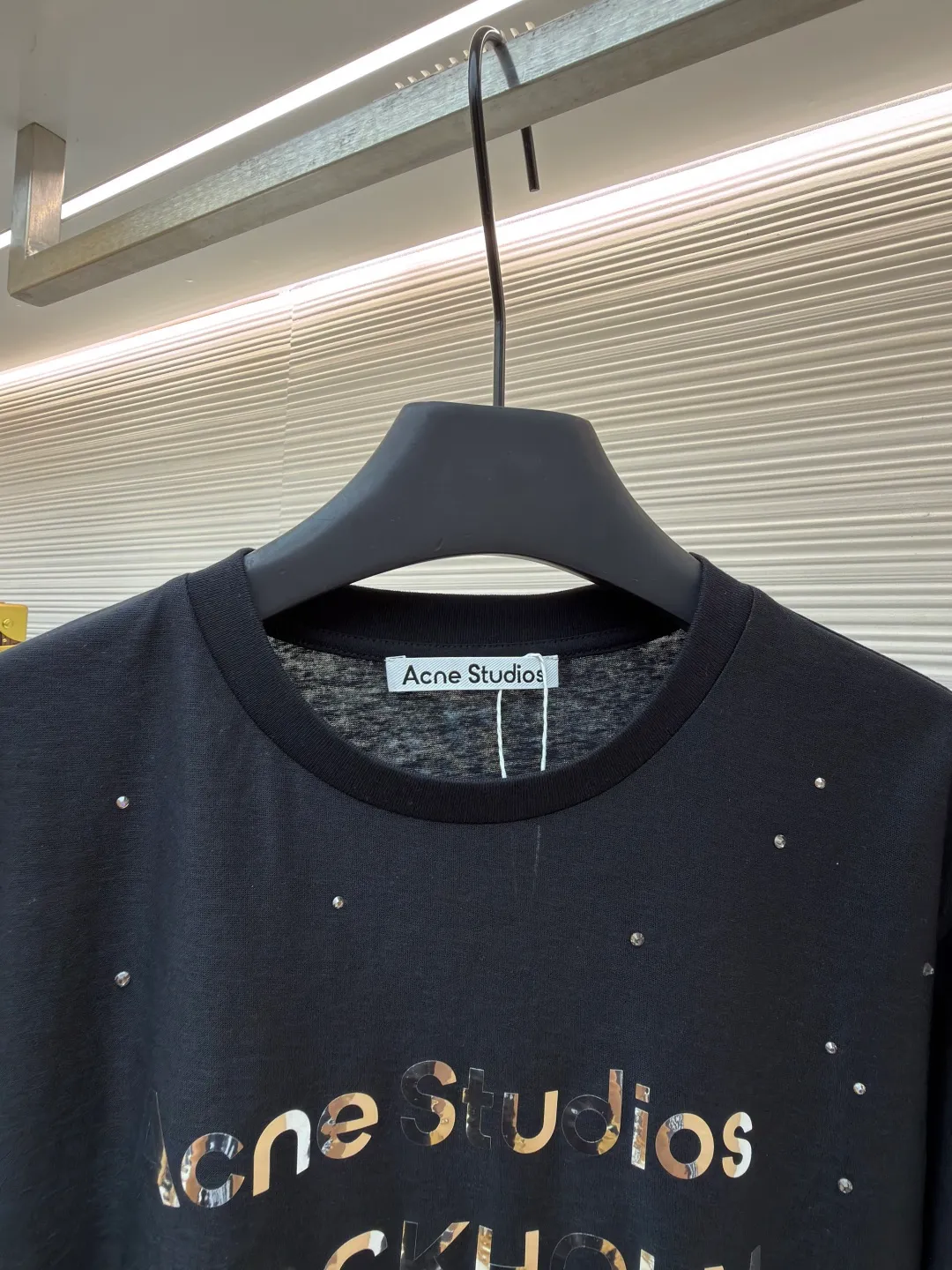 Acne Studios laser hot rhinestone long sleeves ●Original version: purchased and developed by 6519 ●Item number: 1682158-A15 ●Fabric: linen fabric ●Technology: Printed heat transfer ●Color: black ●Type: loose version ●Weight: about 215 grams ●Size: S-M-L ●Description: The original version was purchased from Hangzhou National Specialty School for 4700. The fabric is made of 85% cotton + 15% linen. Printed heat transfer technology + imported laser material. It is paired with positioning hot-drilling technology. Customized accessories. Same style for men and women. Full of street feel. The workmanship details are very good. The overall wiring is straight and delicate, the fabric is comfortable and soft, and the color is consistent without color difference. It can be matched with the same style to create a fashionable look and control various occasions. Customized accessories, complete with three standards, same style for men and women!